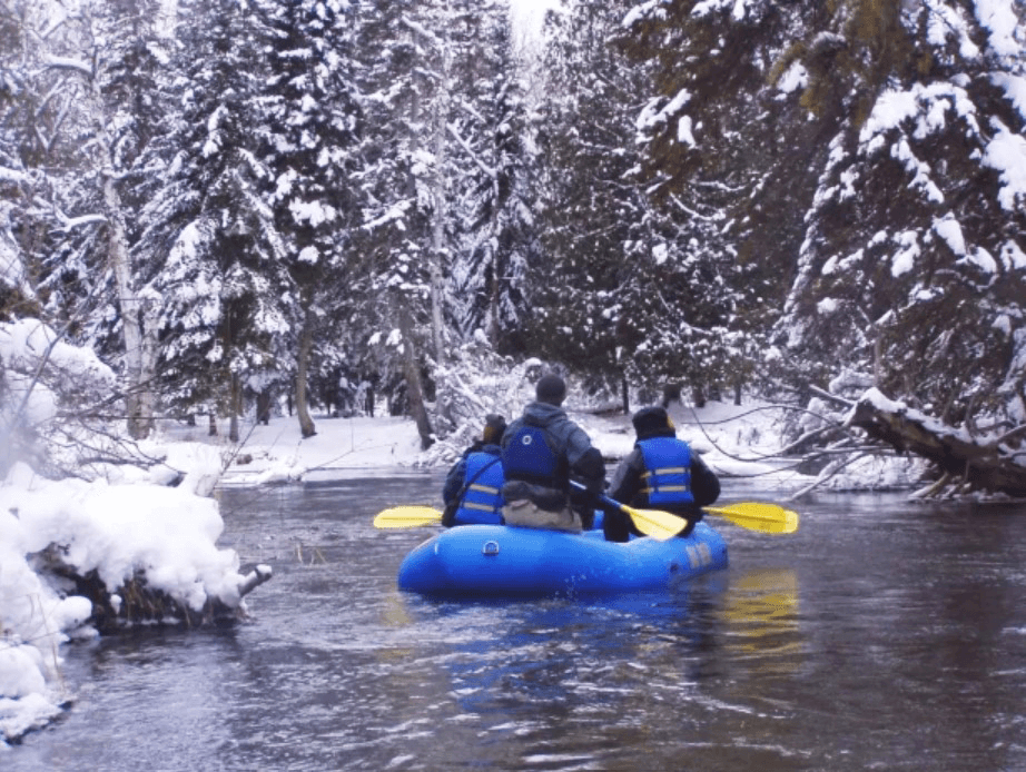 Why not enjoy the beautiful scenery woven in the harsh winter while letting yourself go with the flow of the river?

You might encounter river mists, hoarfrost, or frost flowers along the way. Immerse yourself in the mystery of nature and enjoy winter rafting on the Sorachi River to your heart's content!